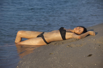 Картинка девушки -unsort+ брюнетки темноволосые море берег песок купальник брюнетка