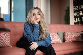 обоя девушки, sabrina carpenter, блондинка, рубашка, брюки, диван, подушка