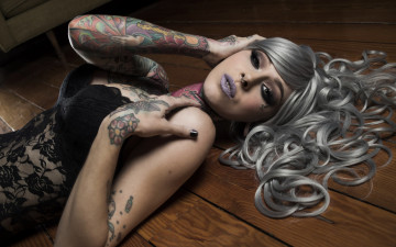 Картинка девушки -+рыжеволосые+и+разноцветные девушка модель серебряные серые волосы татуировка тату пирсинг креатив красотка красавица флирт стройная фигура сексуальная секси поза взгляд макияж