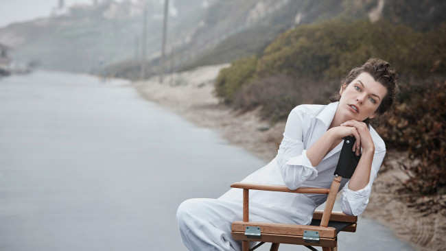 Обои картинки фото девушки, milla jovovich, актриса, шатенка, костюм, стул, дорога