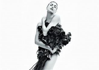 Картинка девушки irina+shayk модель черно-белая розы