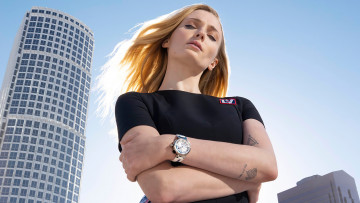 Картинка девушки sophie+turner актриса футболка часы тату город здания