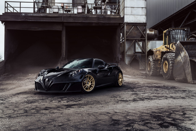 Обои картинки фото автомобили, alfa romeo, alfa, romeo, black, 4c, pogea, racing, gold, rims, wheels