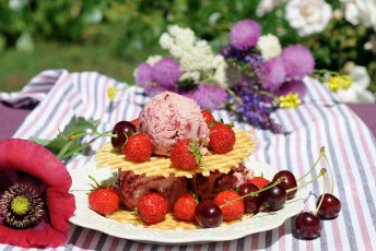 Картинка еда мороженое +десерты клубника вишня
