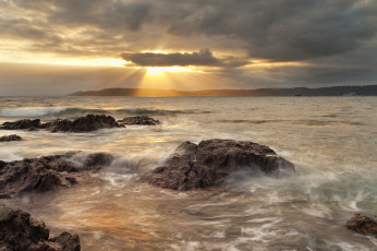 Картинка природа побережье океан волны камни прибой тучи свет
