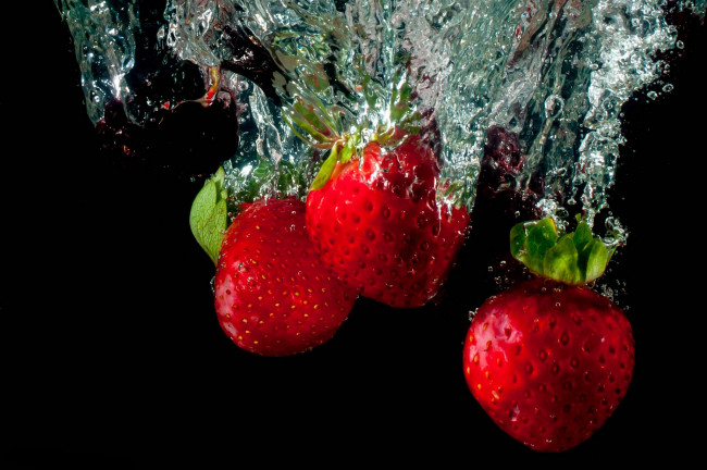 Обои картинки фото еда, клубника,  земляника, вода, ягоды