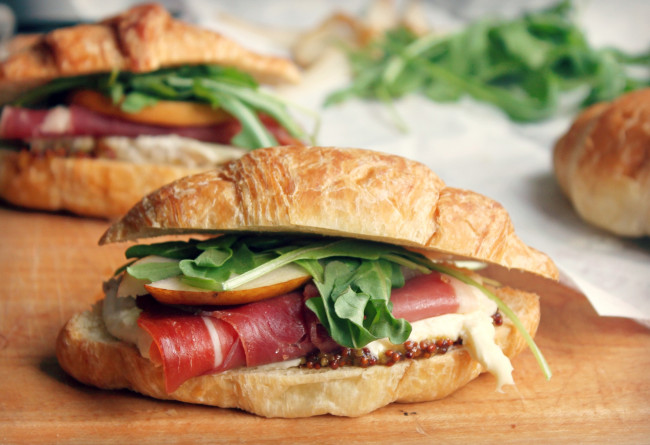 Обои картинки фото еда, бутерброды,  гамбургеры,  канапе, руккола, горчица, мясо