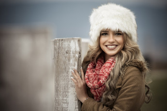 Картинка девушки -unsort+ блондинки шапка пальто шарф столб мех блондинка улыбка девушка