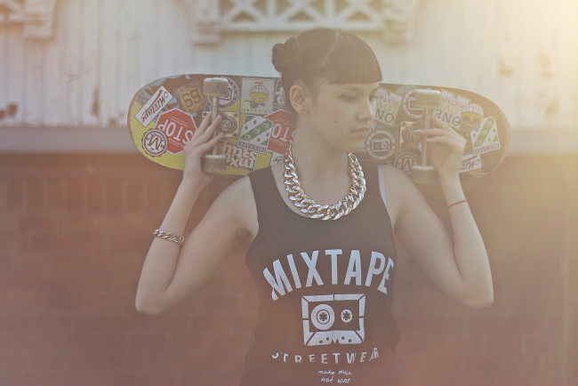 Обои картинки фото mixtape streetwear 2015, девушки, -unsort , брюнетки,  шатенки, девушка, и, скейт, вечер, street, mixtape, streetwear, skategirl, skateboard