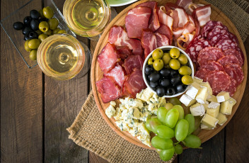 Картинка еда разное ветчина колбаса вино оливки сыр