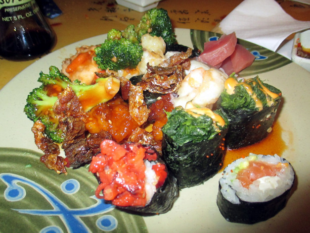 Обои картинки фото еда, рыба,  морепродукты,  суши,  роллы, кухня, суши, роллы, ассорти, японская