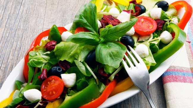 Обои картинки фото еда, салаты,  закуски, сыр, перец, салат, базилик, оливки