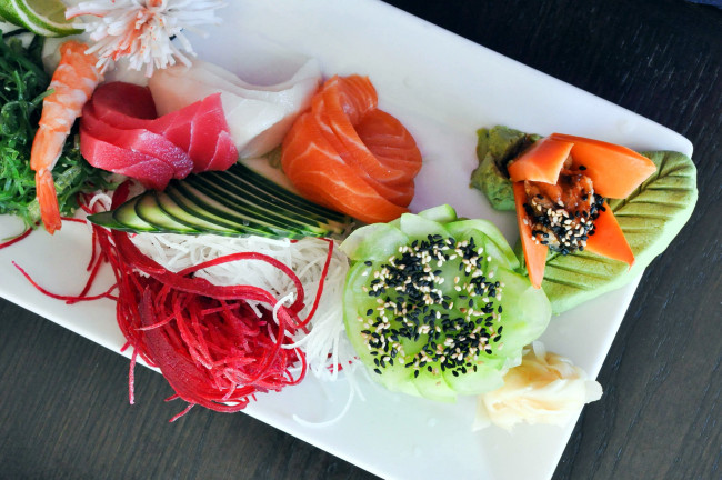 Обои картинки фото еда, рыба,  морепродукты,  суши,  роллы, японская, ассорти, роллы, суши, кухня