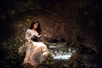 Картинка девушки -+брюнетки +шатенки лес брюнетка юбка блуза книга