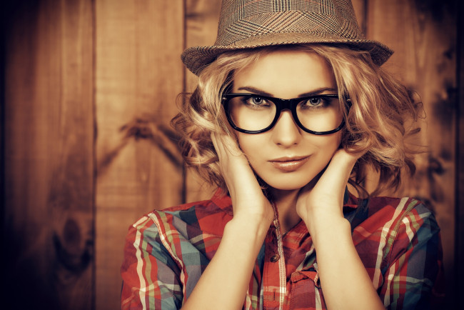 Обои картинки фото девушки, - блондинки,  светловолосые, блондинка, локоны, шляпа, очки