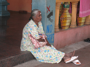 Картинка разное люди женщина индианка порог обувь храм
