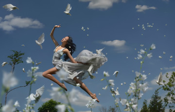 Картинка девушки -+азиатки прыжок платье небо облака трава птицы