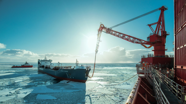 Обои картинки фото корабли, танкеры, кран, море, лед