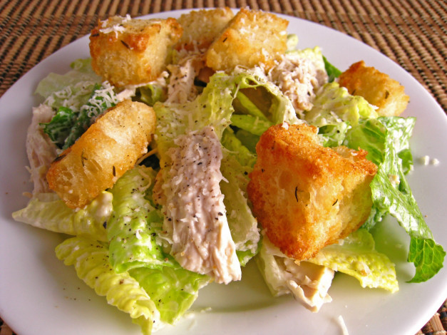 Обои картинки фото еда, салаты,  закуски, салат, мясо, гренки, соус, зелень
