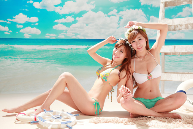Обои картинки фото девушки, -unsort , азиатки, бикини, пляж, море, венок, купальник