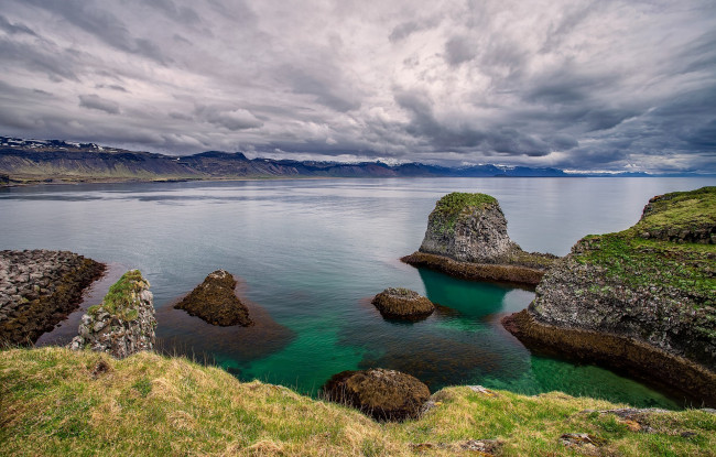 Обои картинки фото природа, побережье, трава, исландия, snaefellsnes, озеро, небо, облака, камни