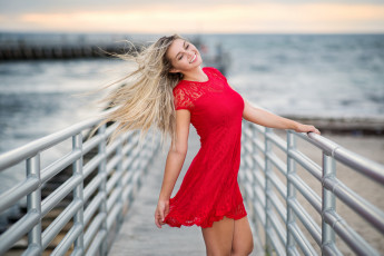 Картинка девушки -unsort+ блондинки платье в красном девушка улыбка лето ri+hane christopher+rankin красное+платье ветер ри+хане кристофер+рэнкин счастливый мост открытый+рот модель женщины+на+открытом+воздухе