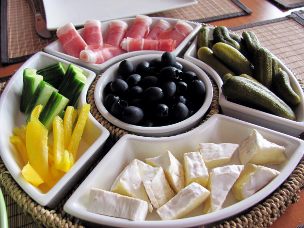 Обои картинки фото еда, разное, перец, маслины, сыр, огурцы, ветчина