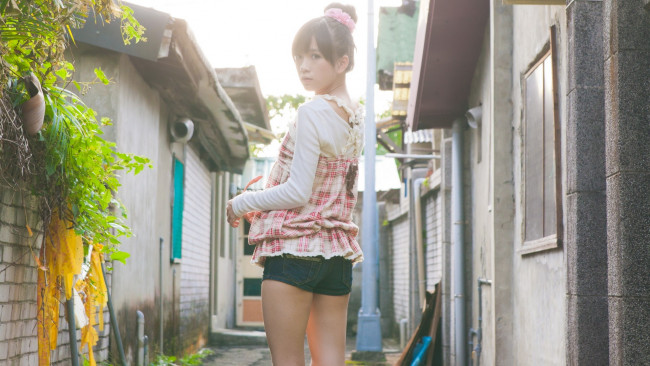 Обои картинки фото девушки, -unsort , азиатки, топ, шорты, свитер, дома, улица