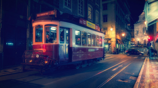 Обои картинки фото техника, трамваи, дома, трамвай, город, португалия, лиссабон