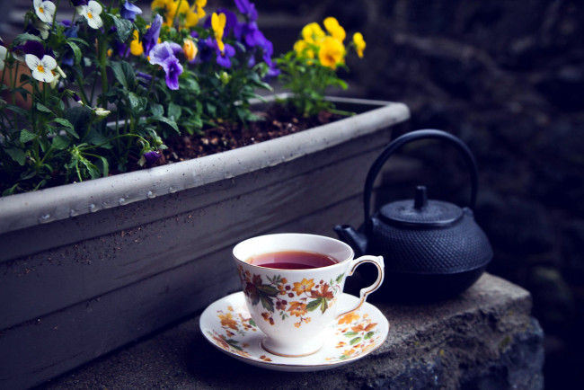 Обои картинки фото еда, напитки,  Чай, чайник, чашка, глазки, чай, анютины
