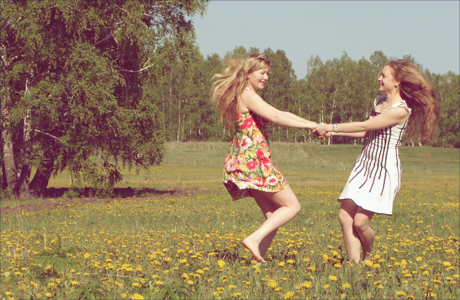 Обои картинки фото подружки, девушки, -unsort , группа девушек, поляна, деревья, танец, лето