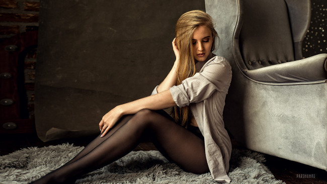 Обои картинки фото девушки, -unsort , блондинки,  светловолосые, рубашка, ноги, блондинка, anton, parshunas, длинные, волосы, сидя