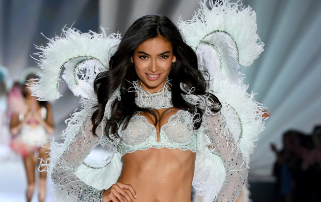 Обои картинки фото kelly gale, девушки, красотка, девушка, kelly, gale, флирт, красавица, поза, латино, смуглая, брюнетка