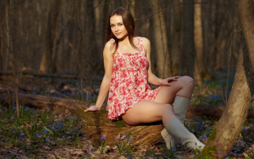 Картинка девушки -+брюнетки +шатенки лес весна подснежники шатенка платье сапоги поза