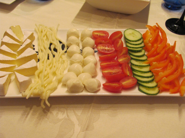Обои картинки фото еда, салаты, закуски, сыр, перец, помидоры, огурцы, томаты