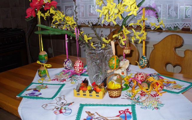 Обои картинки фото праздничные, пасха, салфета, игрушки, ваза, ветка, яйца