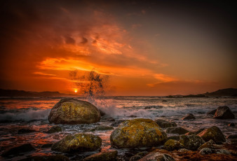 Картинка природа восходы закаты тучи зарево горизонт брызги прибой камни океан