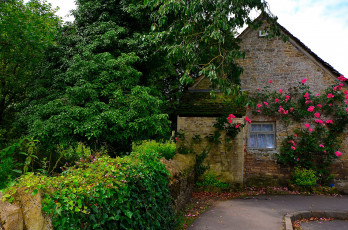 Картинка bibury+gloucestershire+англия города -+здания +дома англия gloucestershire bibury кусты цветы дом