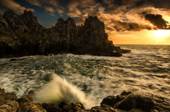 Картинка природа побережье океан сумрак тучи волны бухта скалы