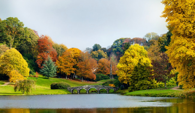 Обои картинки фото stourhead gardens  england, природа, парк, wiltshire, gardens, stourhead, мост, деревья, река, england