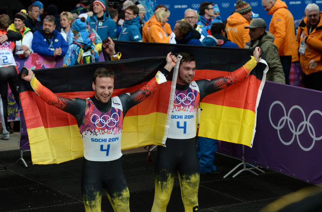 Обои картинки фото спорт, санный спорт, болельщики, немцы, флаг, победа, радость, двойка, саночники, сочи, олимпиада