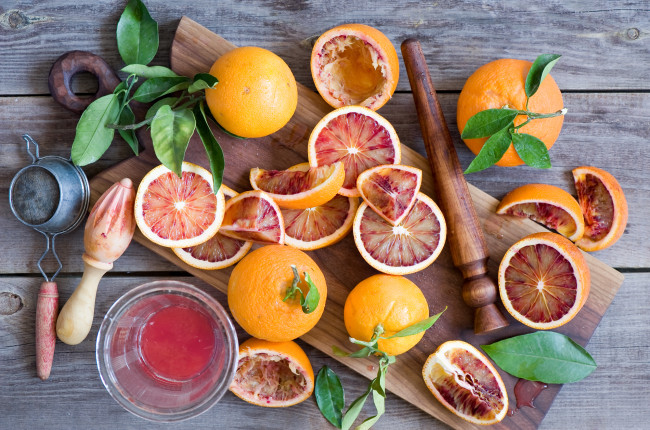Обои картинки фото еда, цитрусы, апельсиновый, сок, апельсины, листья, фон