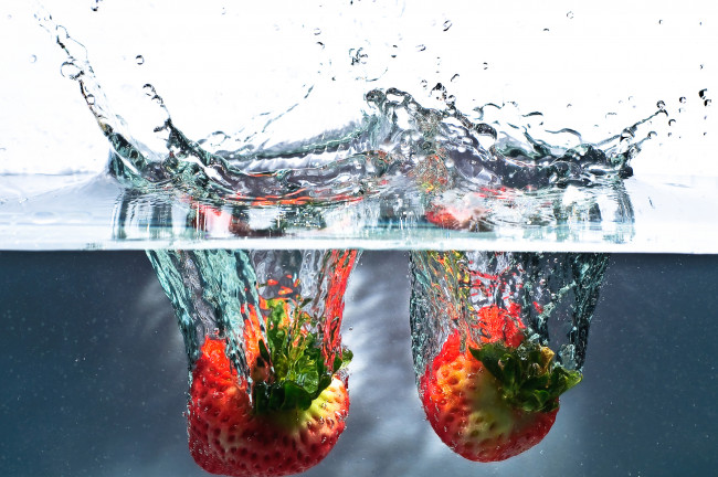 Обои картинки фото еда, клубника,  земляника, water, strawberry