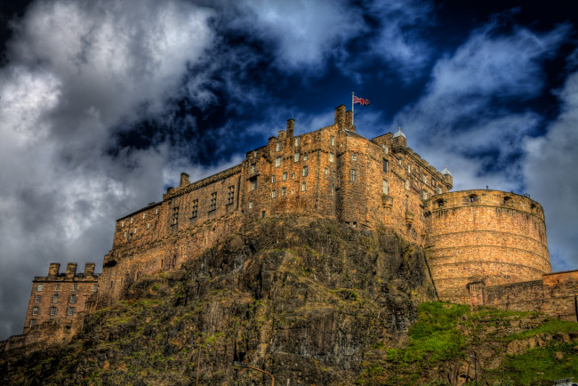 Обои картинки фото edinburgh castle, города, эдинбург , шотландия, холм, замок, стены, башни
