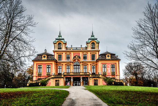 Обои картинки фото ludwigsburg favorite palace,  ludwigsburg,  germany, города, - дворцы,  замки,  крепости, особняк, дорожка, парк