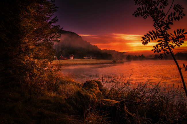 Обои картинки фото природа, восходы, закаты, озеро, закат, багровый, тучи, лес