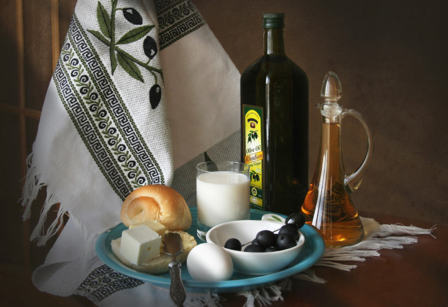 Обои картинки фото еда, натюрморт, булочка, яйцо, бутылки, масло, оливки