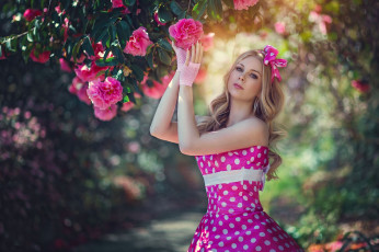 Картинка девушки -unsort+ блондинки платье модель цветы камелии горошек стиль