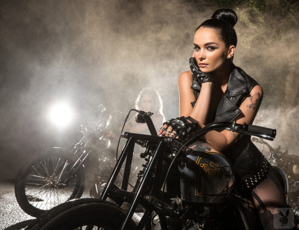 Обои картинки фото мотоциклы, мото с девушкой, татуировка, перчатки, куртка, туман, мотоцикл