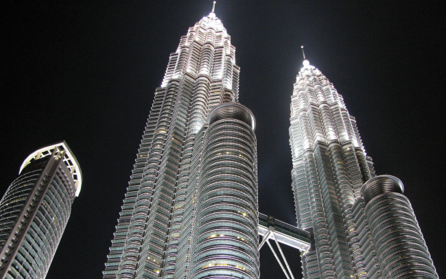 Обои картинки фото города, куала-лумпур , малайзия, ракурс, свет, башни, ночь